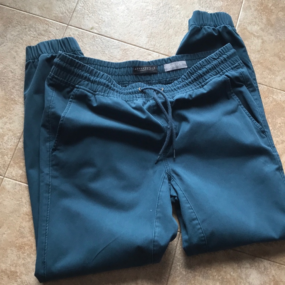 Men’s jogger style khaki pants
